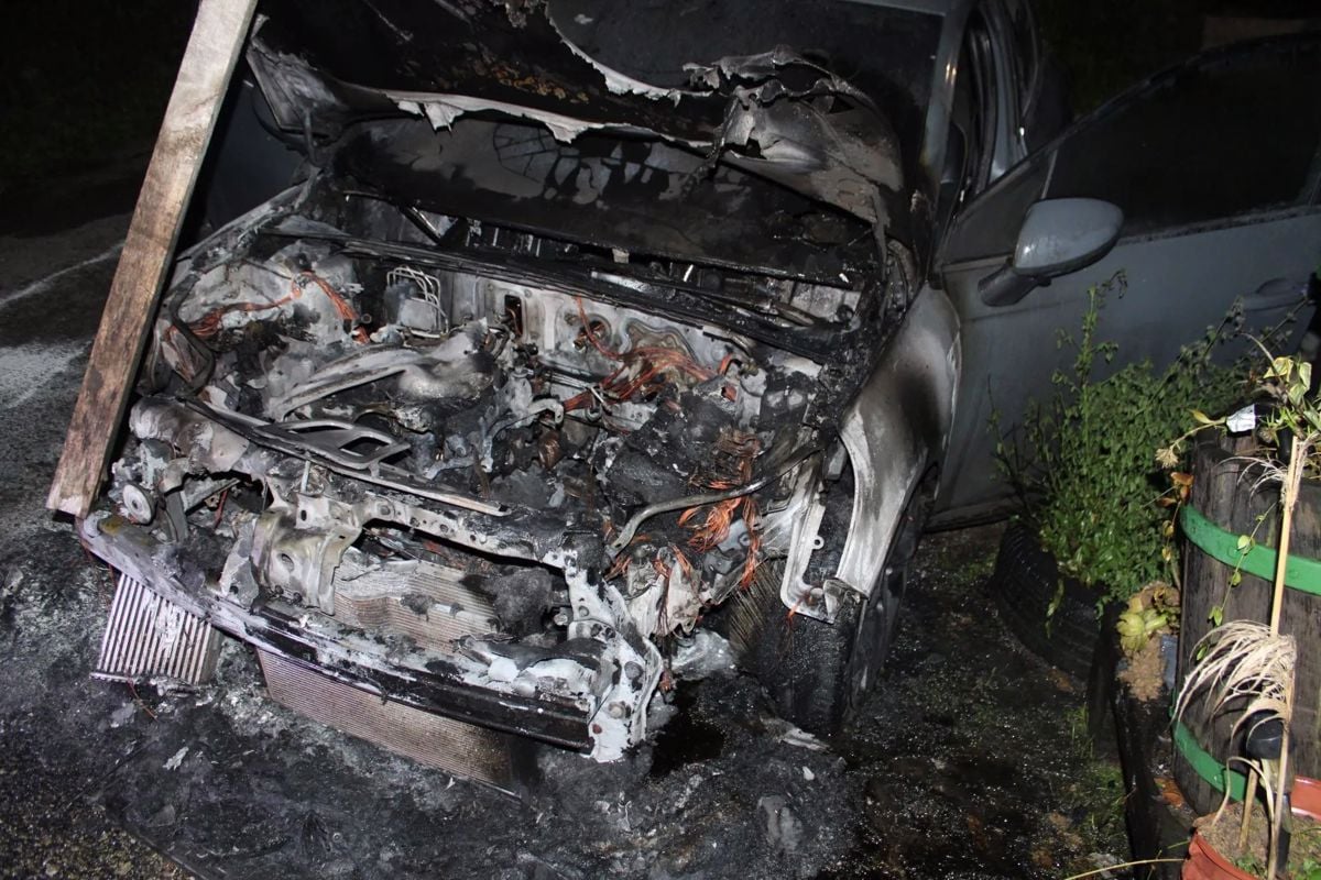 (FOTO) Zagorelo parkirano vozilo na dvorišču stanovanjske hiše, policisti so ugotovili, da gre za požig