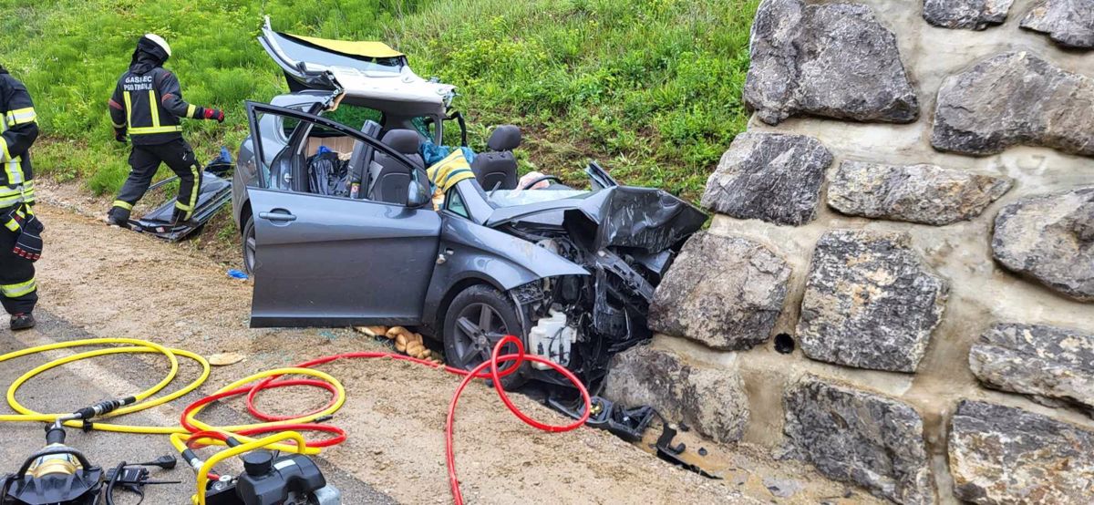 (FOTO) Gasilci rešili ukleščeno voznico: Trčila je v škarpo, vozilo pa je zagorelo