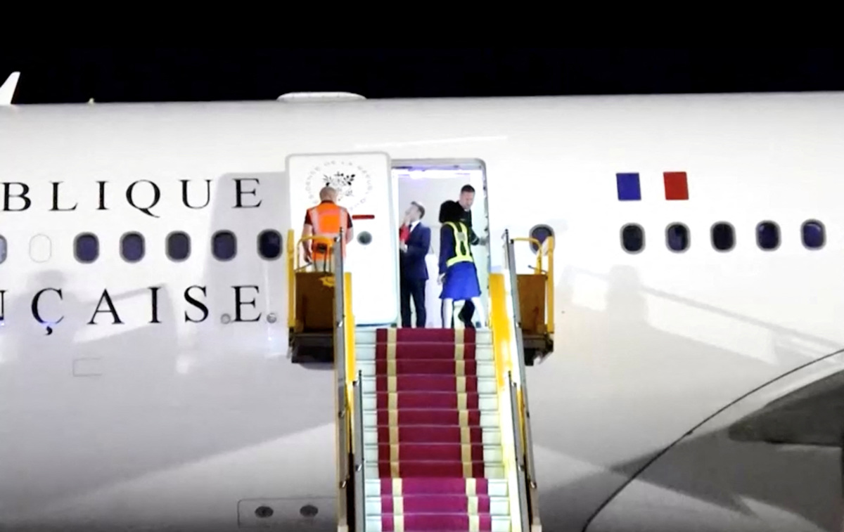 (VIDEO) Škandal na letalu: Francoski predsedniški par posneli v kočljivem položaju