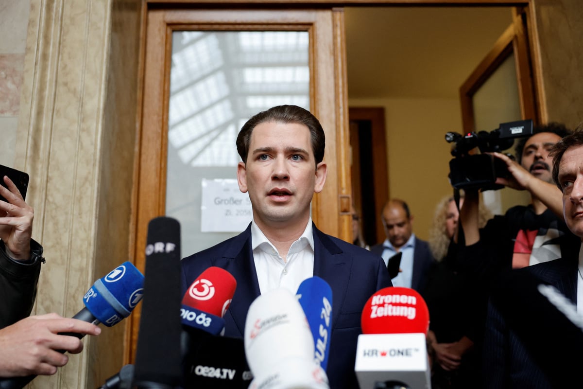 Bivši avstrijski kancler Kurz oproščen krivega pričanja, vendar pa sodnega pregona proti njemu še ni konec