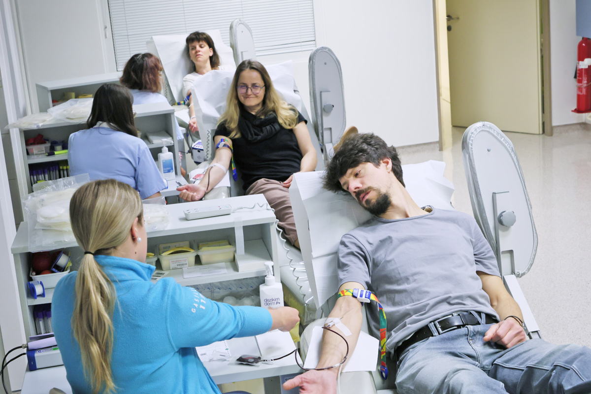 (FOTO) Krvodajalstvo je lahko tudi priložnost za povezovanje: Kako smo darovali večerovci in lutkarji?