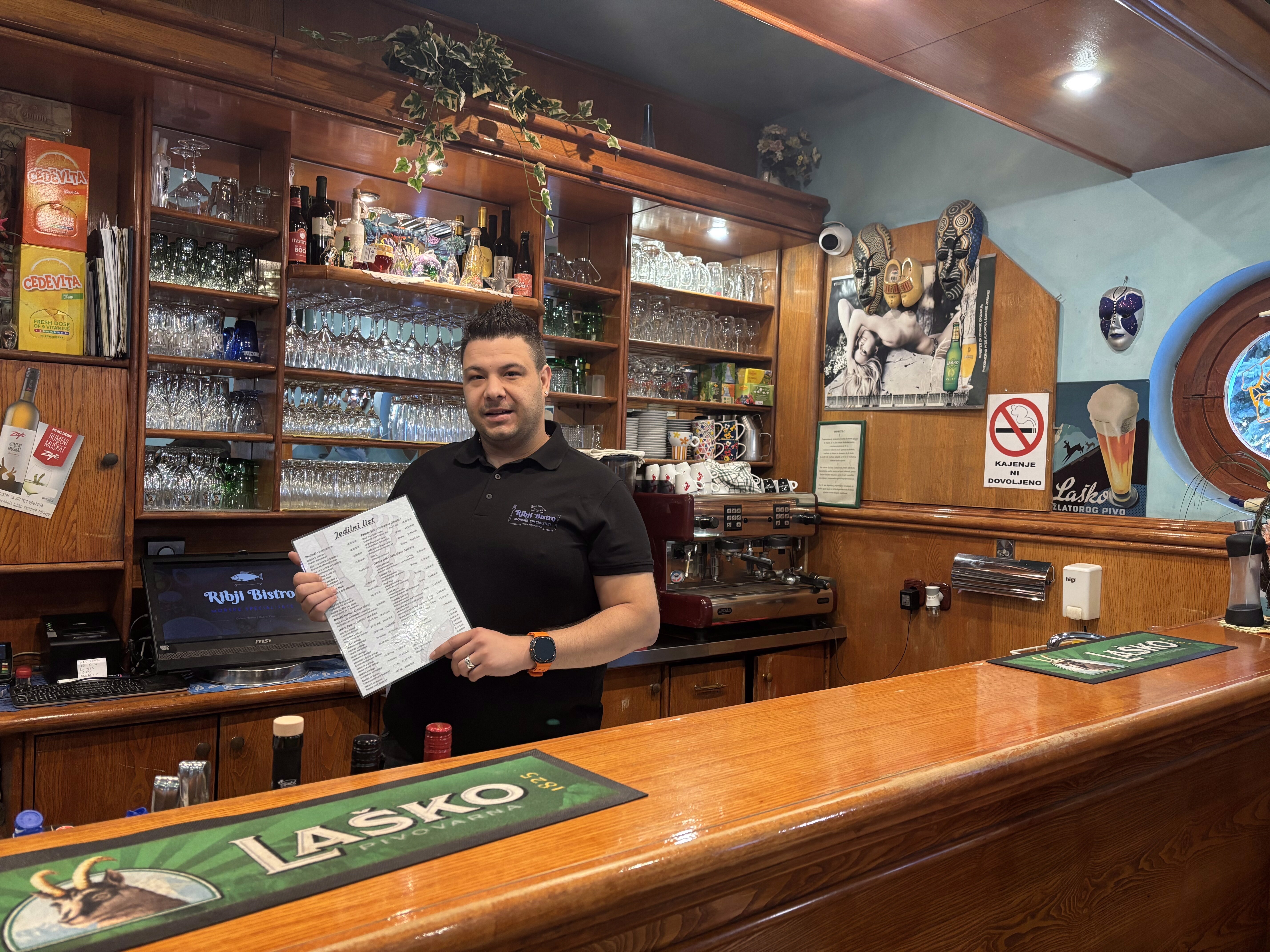 Marvin Ivančič je v bistroju odraščal - med vonjem po sveže pečenih ribah, stalnimi gosti in učenjem gostinske obrti iz prve roke. 