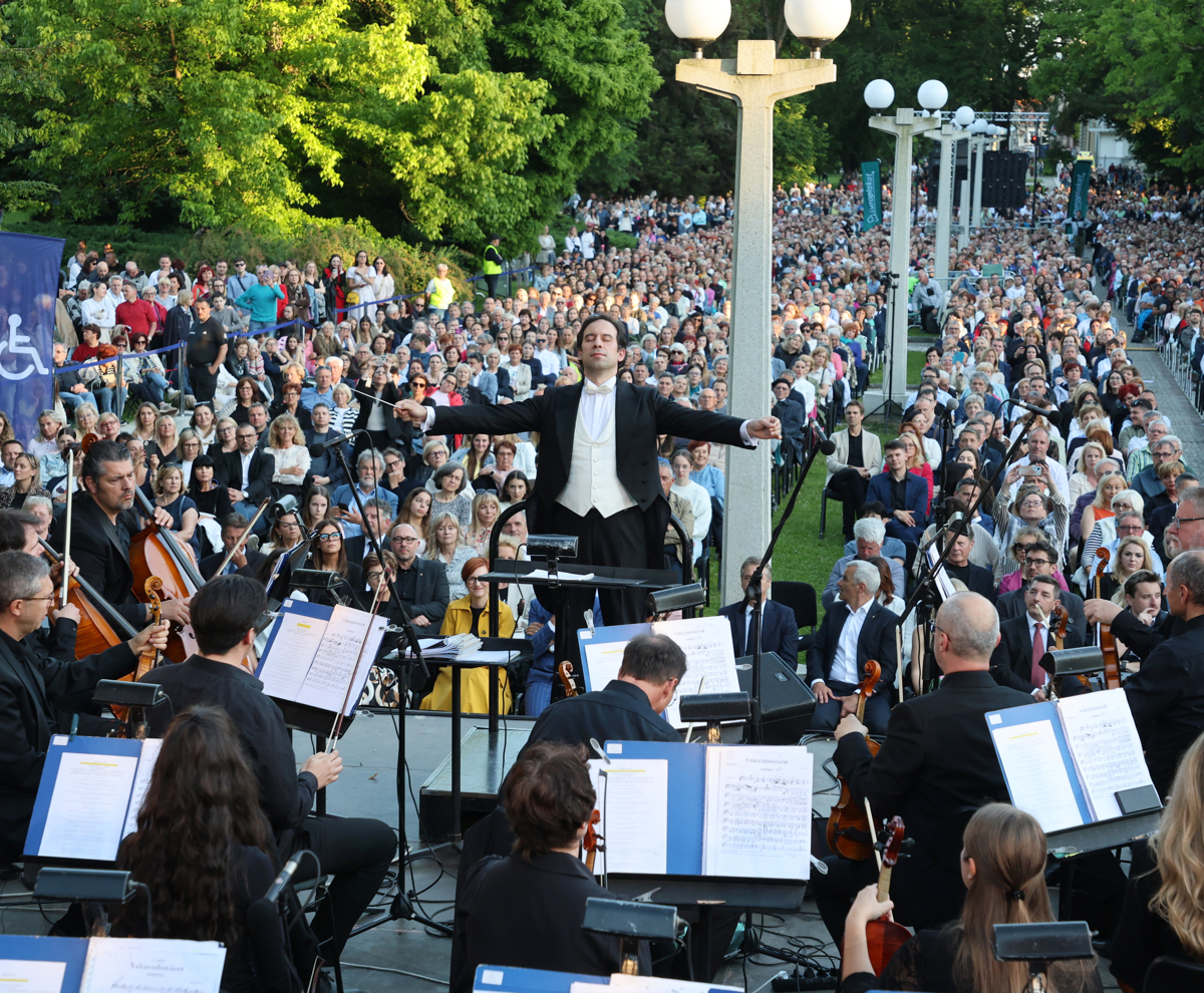 (FOTO in VIDEO) V petek zvečer vsi v Mestnem parku: V Mariboru že deseta Operna noč
