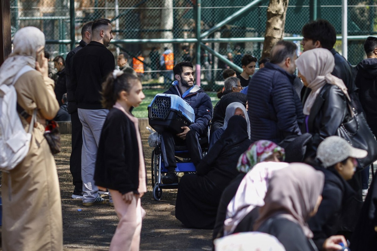 Obalo Turčije stresel močnejši potres, zaradi paničnega napada preminula najstnica, potres čutili tudi na Rodosu