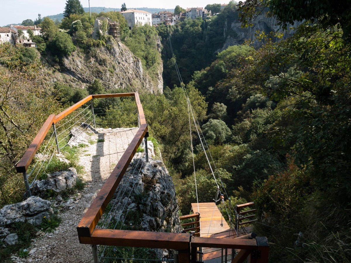 V hrvaški Istri oseba preživela padec z mostu več kot 50 metrov globoko