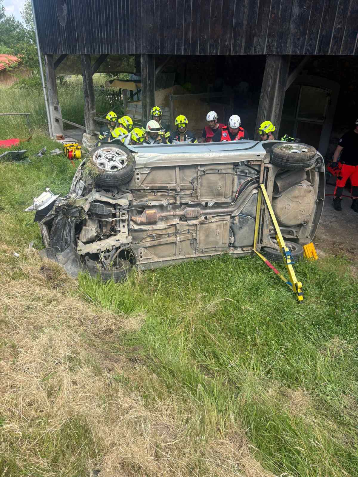 (FOTO) Vozilo se je obrnilo na bok, gasilci iz avtomobila rešili poškodovani osebi