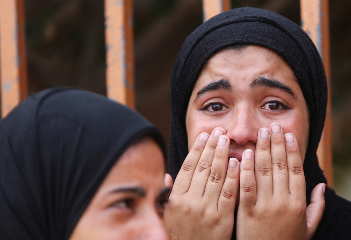 V izraelskem napadu blizu centra za delitev pomoči mrtvi in ranjeni