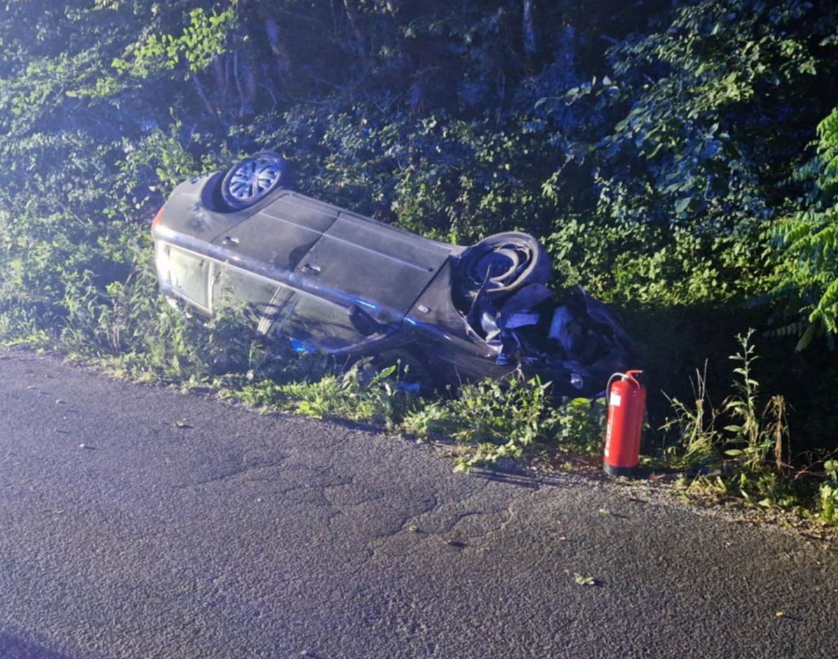 (FOTO) 21-letnik zaradi neprilagojene hitrosti končal na strehi, poškodovana tudi sopotnica