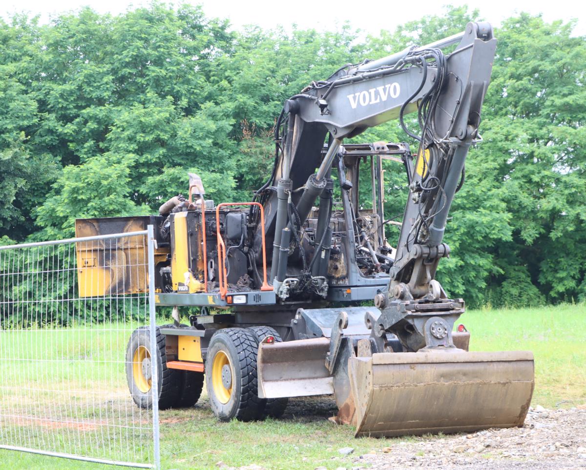 (FOTO) V Rakičanu ponoči pogorel bager