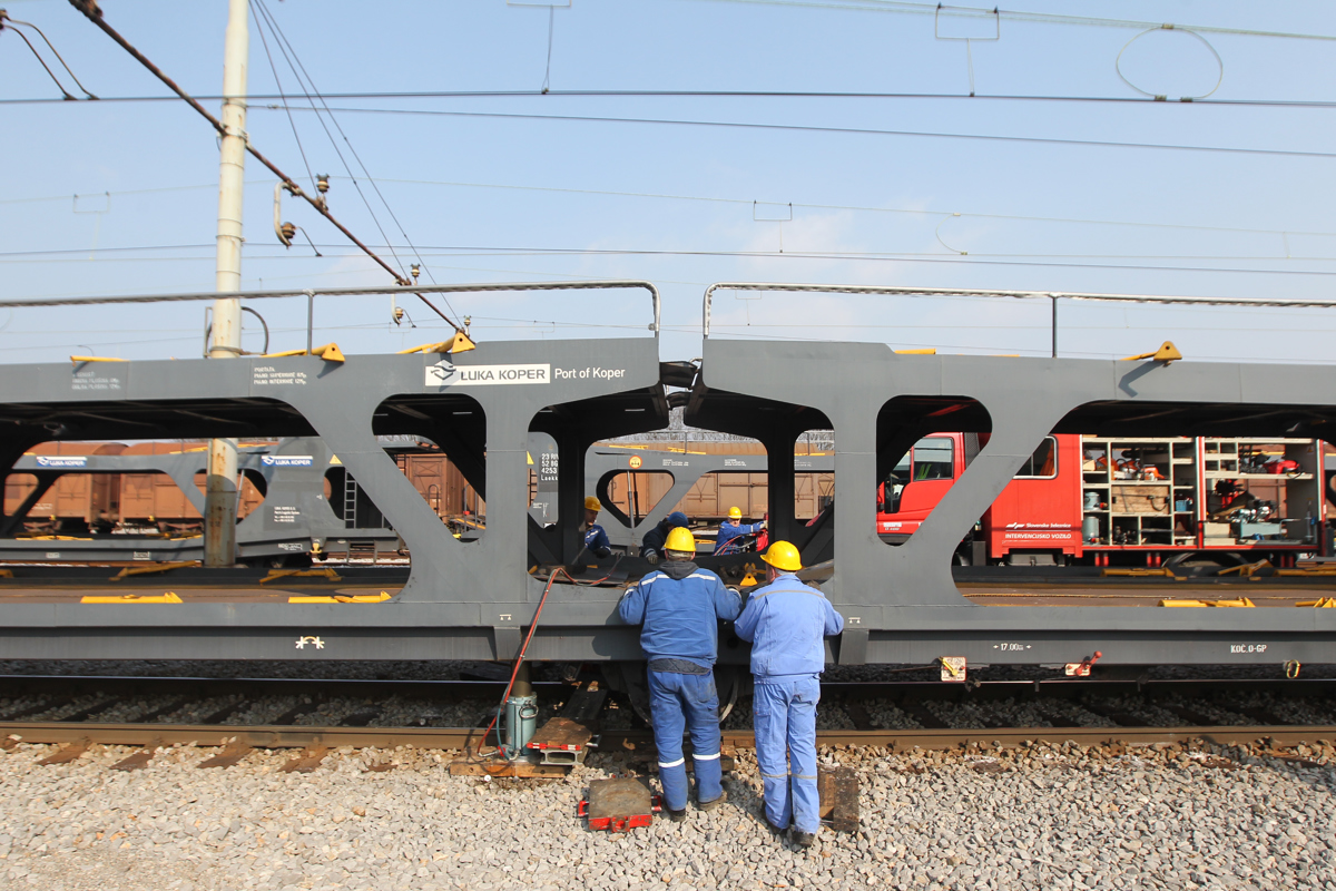 Ob iztirjenju dveh vagonov na železniški postaji Dobova polmilijonska škoda
