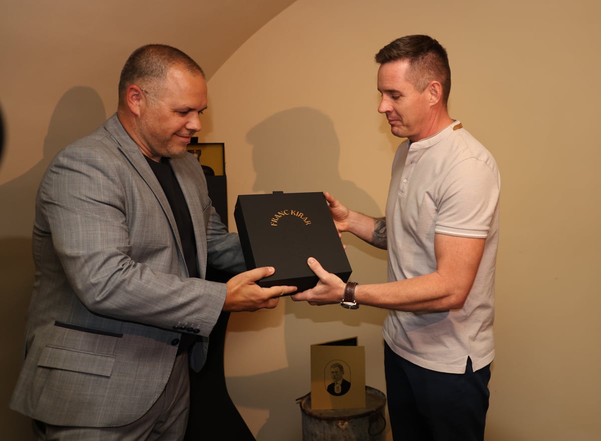 (FOTO) Kako je nastalo medeno žganje iz pol stoletja starega medu?