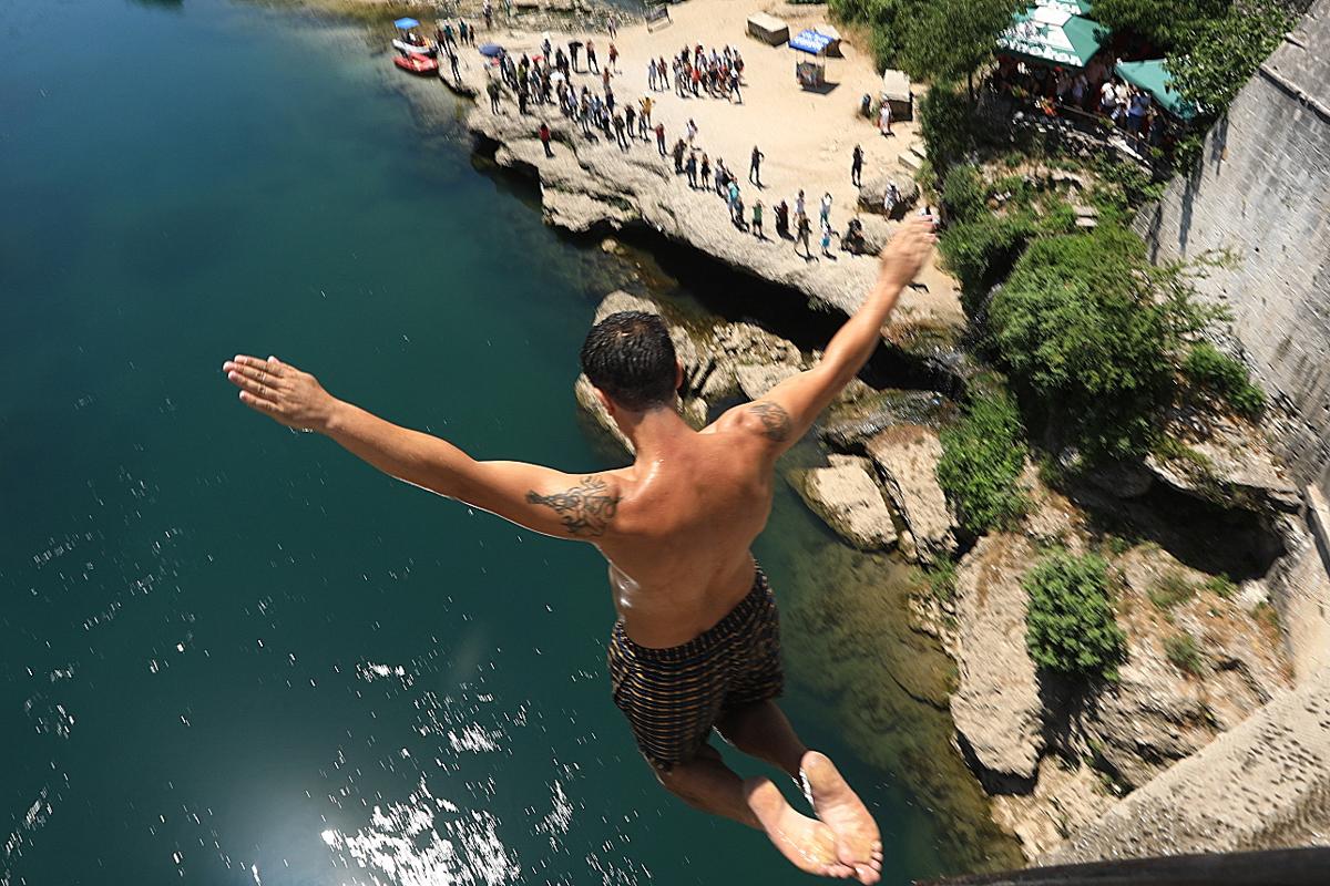 (VIDEO) Drama v Mostarju: Turist skočil z ikoničnega mostu, nato so ga napadli domačini