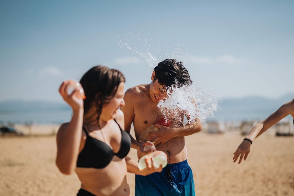 Zaradi vodnega balona končali na policiji
