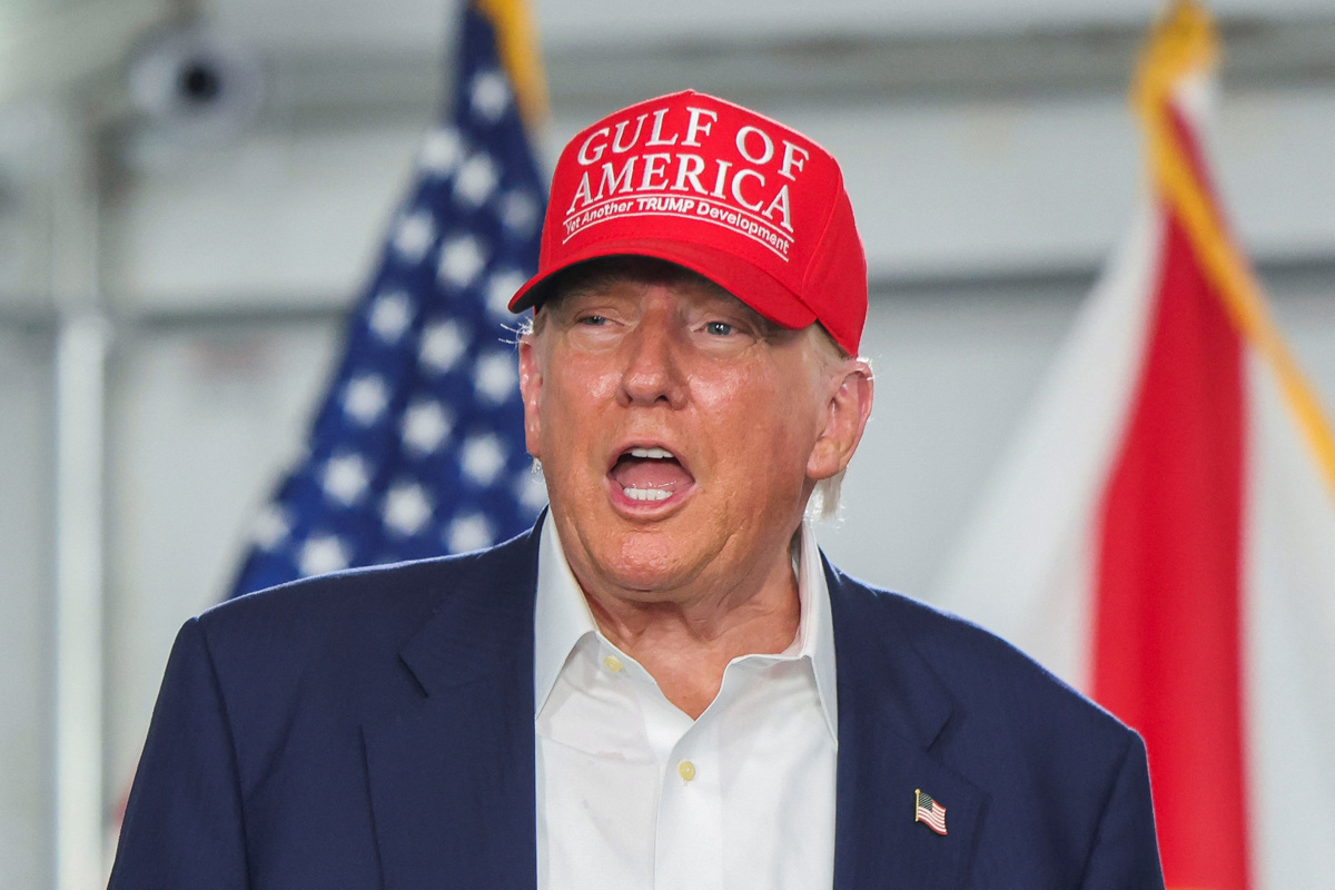 Na tak način ne bi smel služiti, komentirajo kritiki zadnjo poslovno potezo ameriškega predsednika