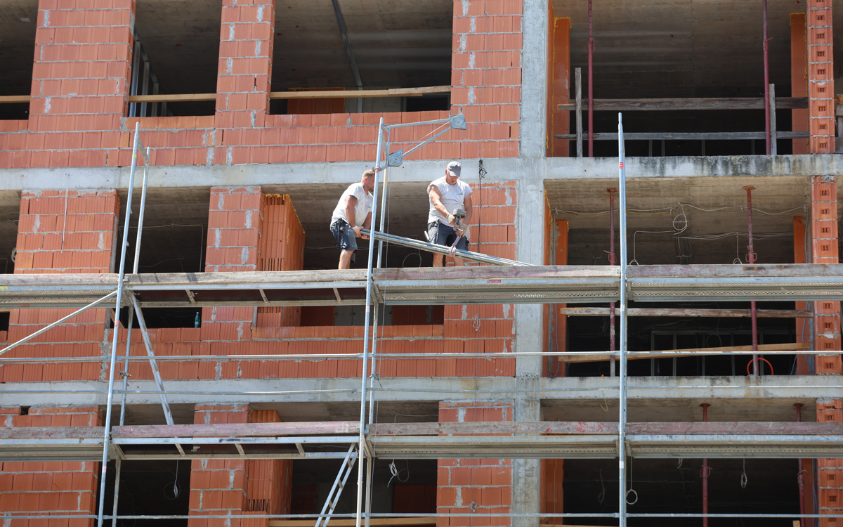 Na gradbišču so delali na črno: Oglobili so delavce, trije bodo morali iz države, kaj se lahko zgodi delodajalcu?