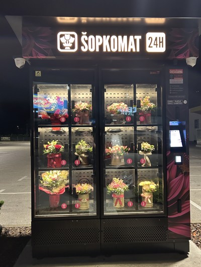 Zaprta cvetličarna? Ni problema, po novem lahko šopek rož kupite tudi iz avtomata