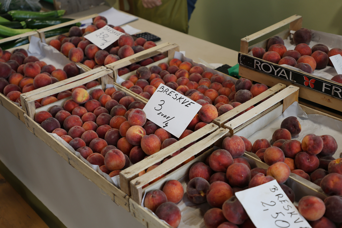 Cene na mariborski tržnici: Koliko stanejo breskve?