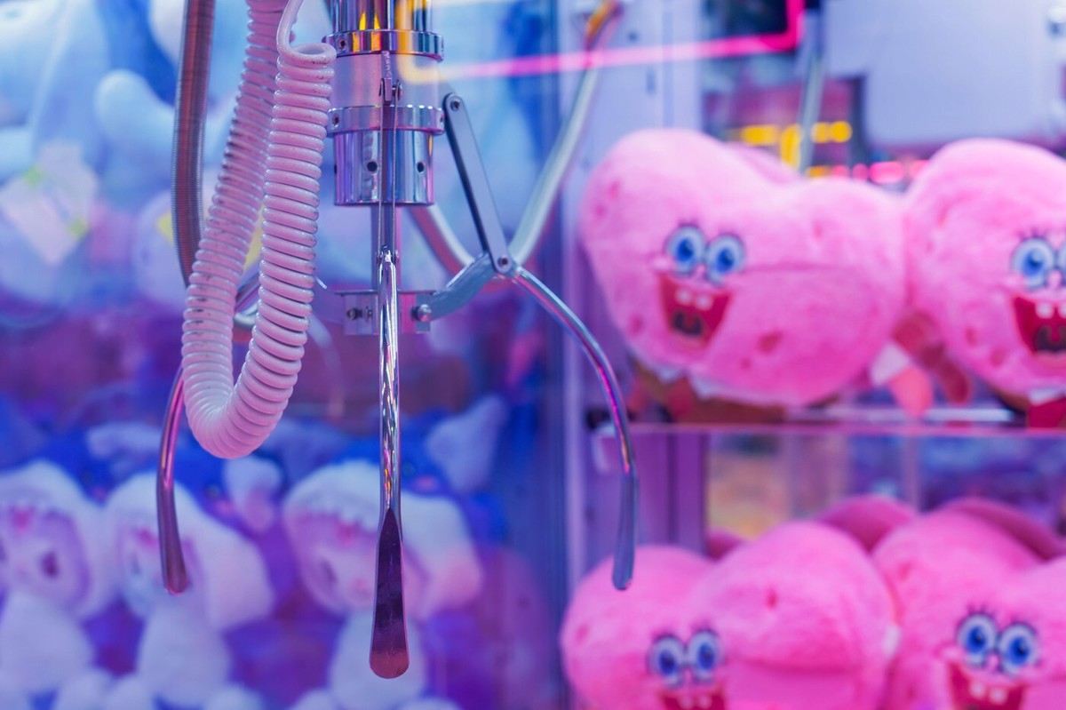 (VIDEO) Otrok odprl odprtino in zlezel v avtomat, nazaj ni več mogel