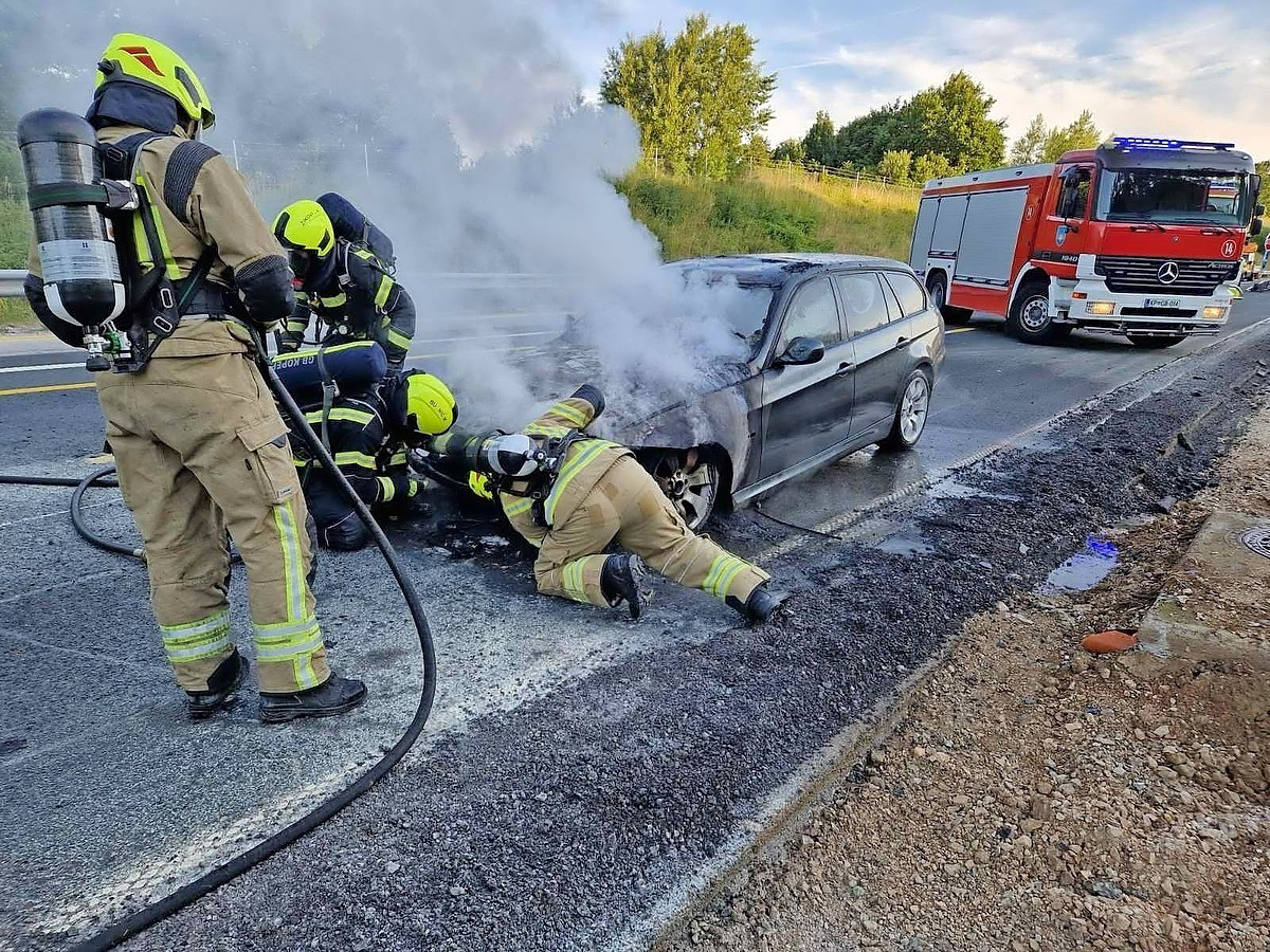 (FOTO) Med vožnjo zagorelo vozilo: Najprej je zavohala vonj po zažganem