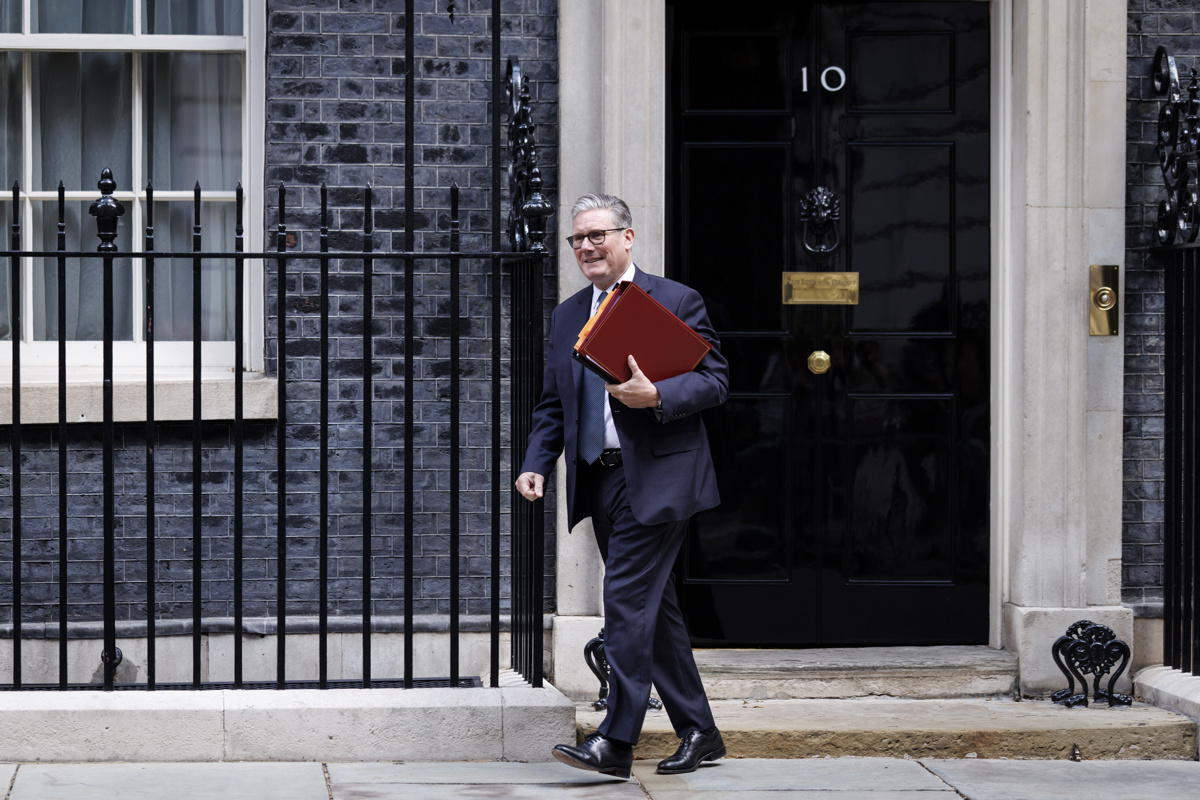 Ker so se mu uprli, je britanski premier Starmer suspendiral štiri svoje poslance