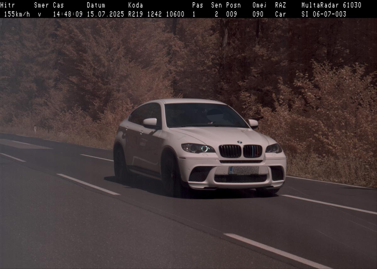 (FOTO) Voznik BMW-ja je bil precej prehiter, zdaj bo lahko ostal brez vozniškega dovoljenja