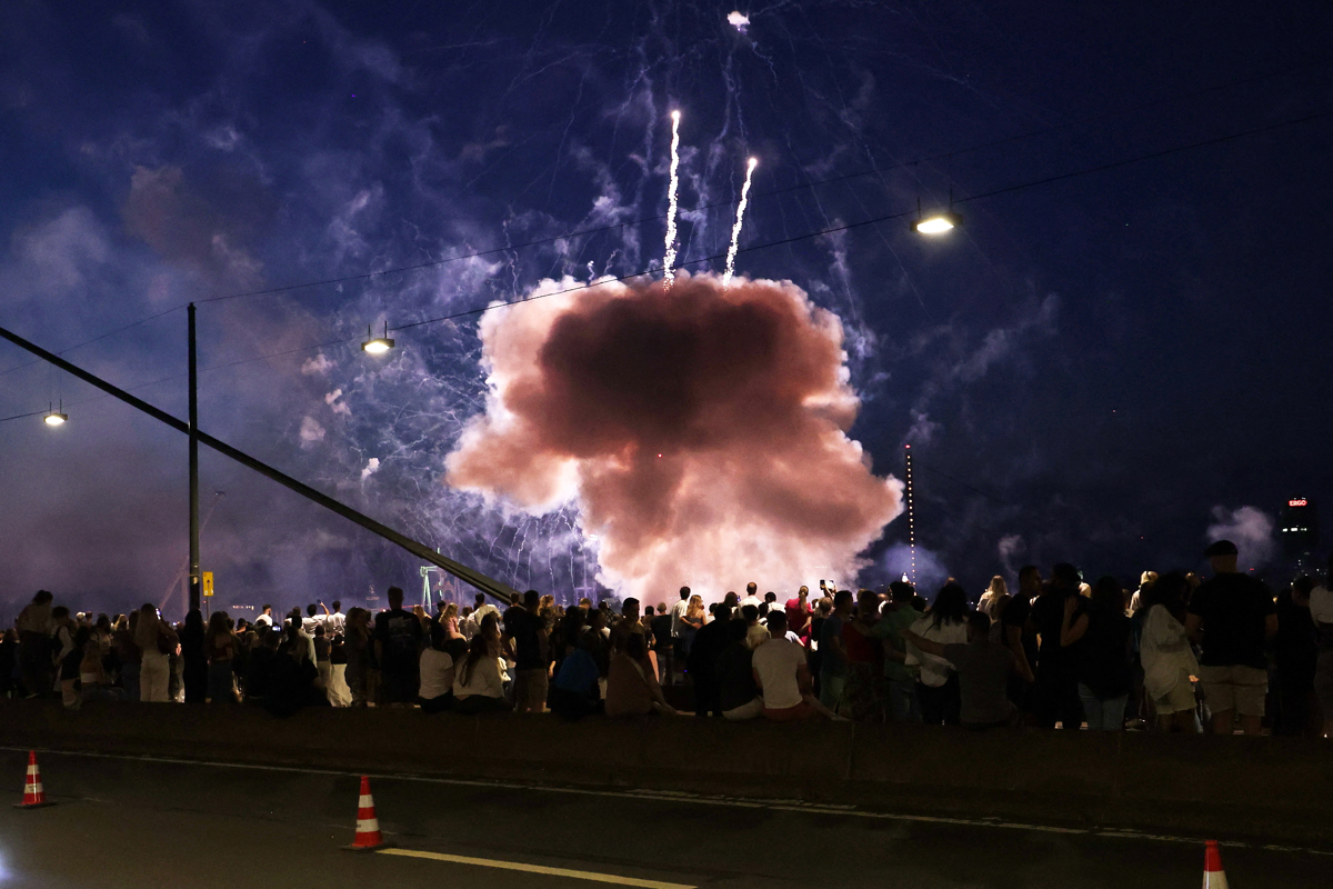 (FOTO) Na sejmu v Nemčiji med ognjemetom ranjenih več ljudi, del pirotehnike eksplodiral prezgodaj
