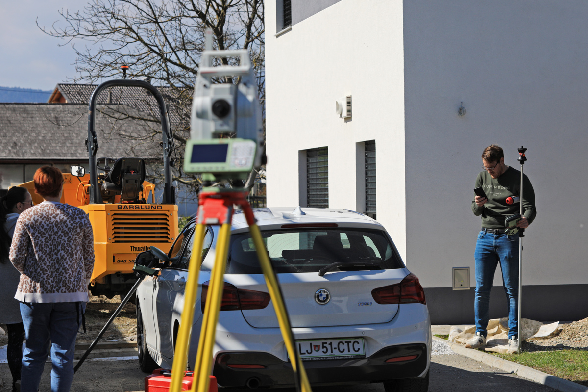 Vroča delovna mesta: Iščejo svetovalce, delavce in voznike. Kolikšno plačo ponujajo elektromonterjem?