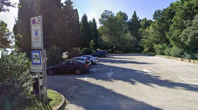 Ne le prenočevanje, zelo omejeno je tudi parkiranje