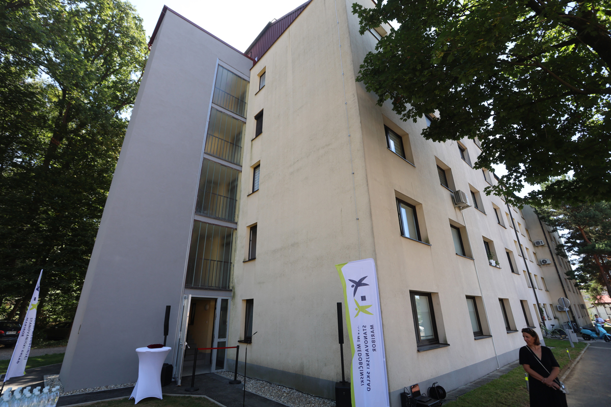 (FOTO) Stavbi vgradili dvigalo, nekateri stanovalci pa niso navdušeni