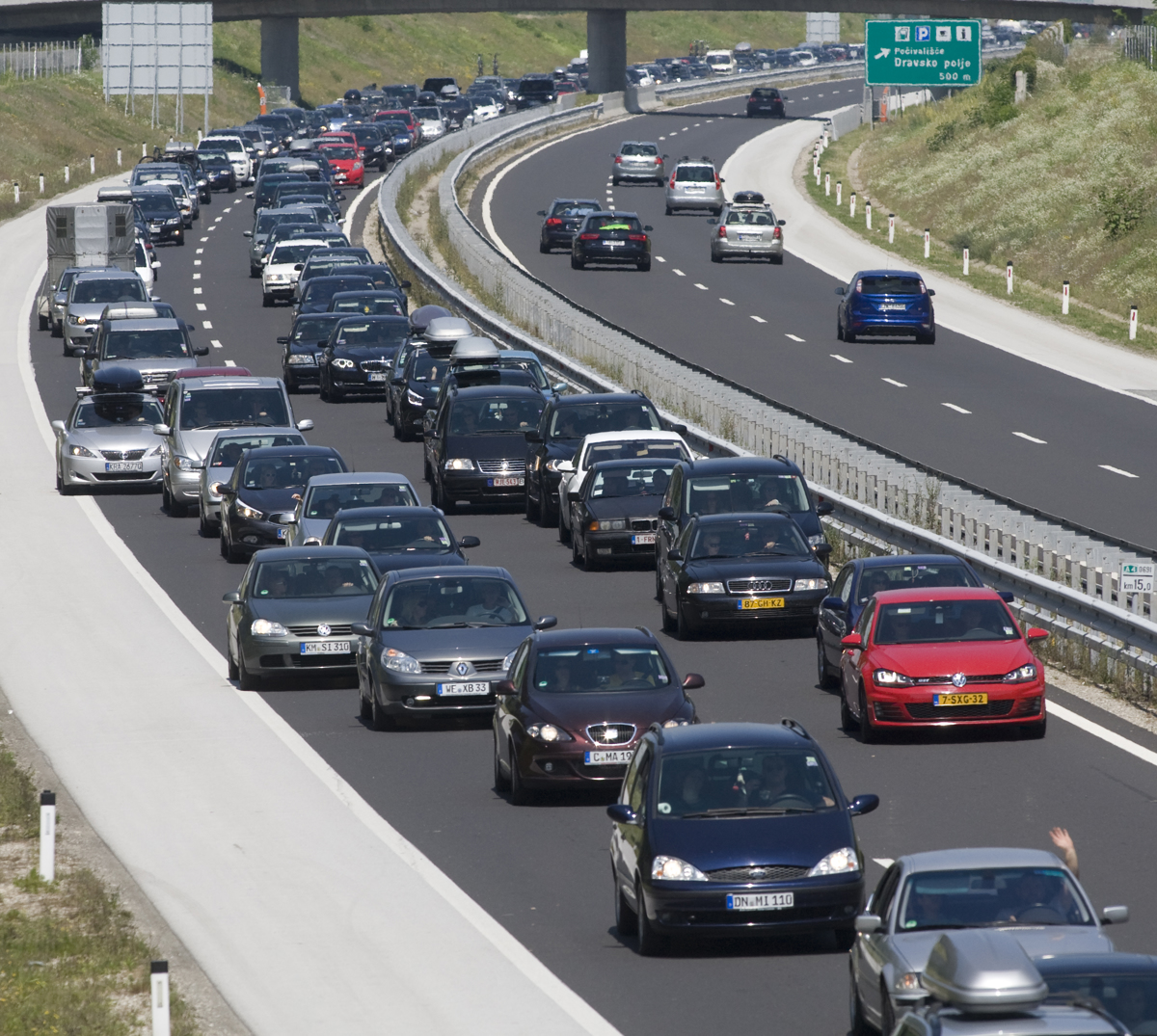 Na pot mirnih živcev: Pri Zagrebu v smeri proti morju 12-kilometrski zastoj