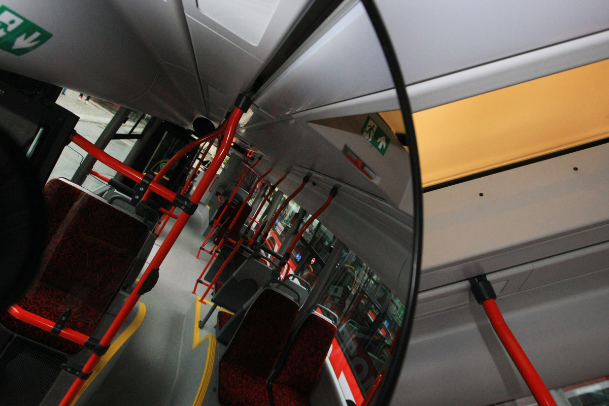 V avtobusu našli mrtvo 20-letnico: Šok, ko so videli, kaj je imela prilepljeno na telo