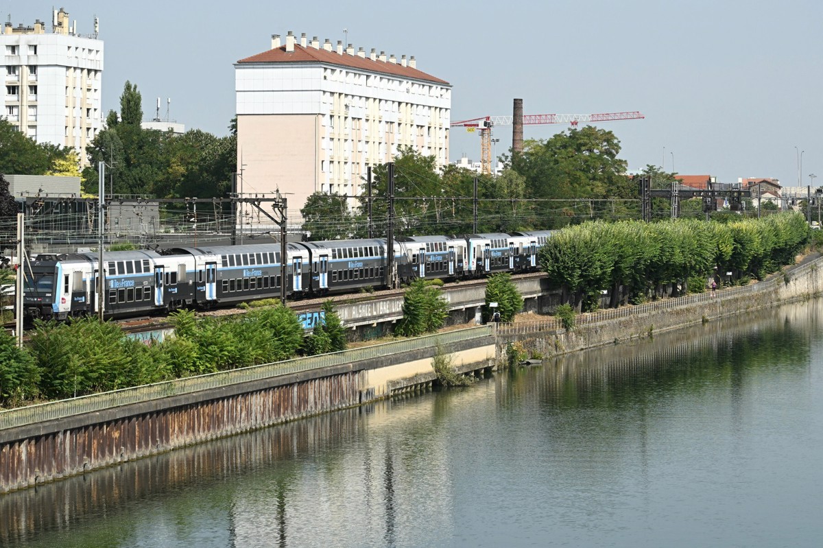 Potnik z vlaka zagledal srhljiv prizor: Policija iz reke izvlekla štiri trupla 