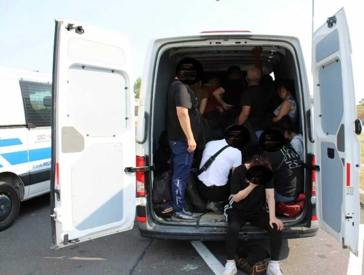 V avtu tihotapil enajst migrantov, od tega sedem otrok