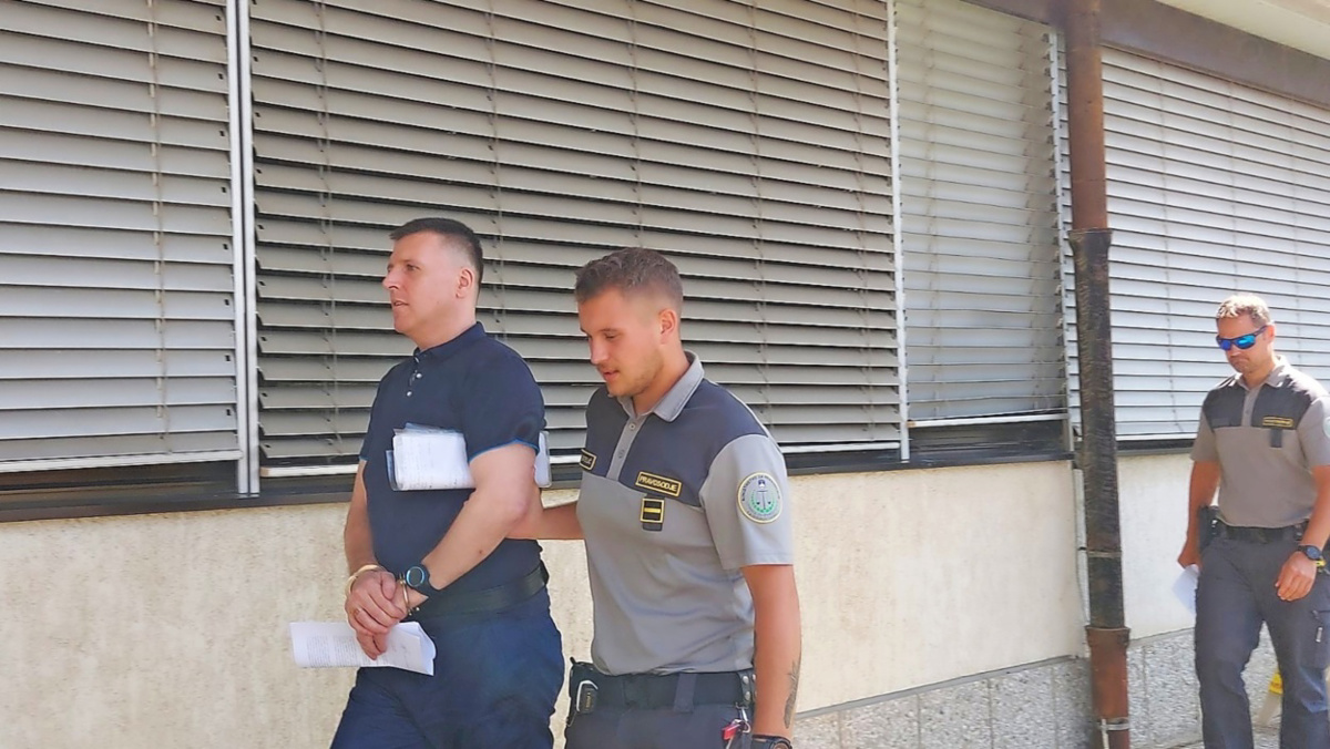 Sodba: Šest let zapora, ker je znanca porezal po vratu