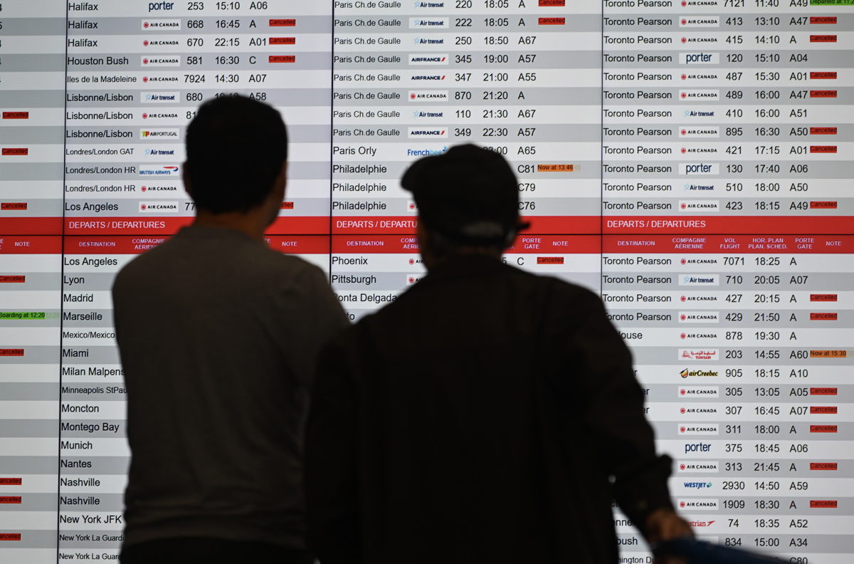 (FOTO) Kabinsko osebje družbe Air Canada po sklenitvi začasnega dogovora končalo stavko