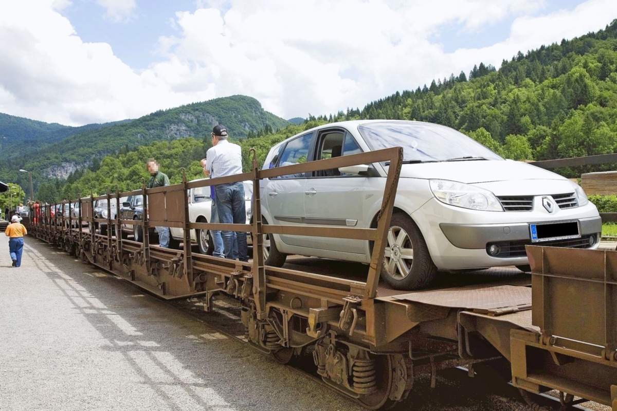 Šest ur čakali na svoje avtomobile