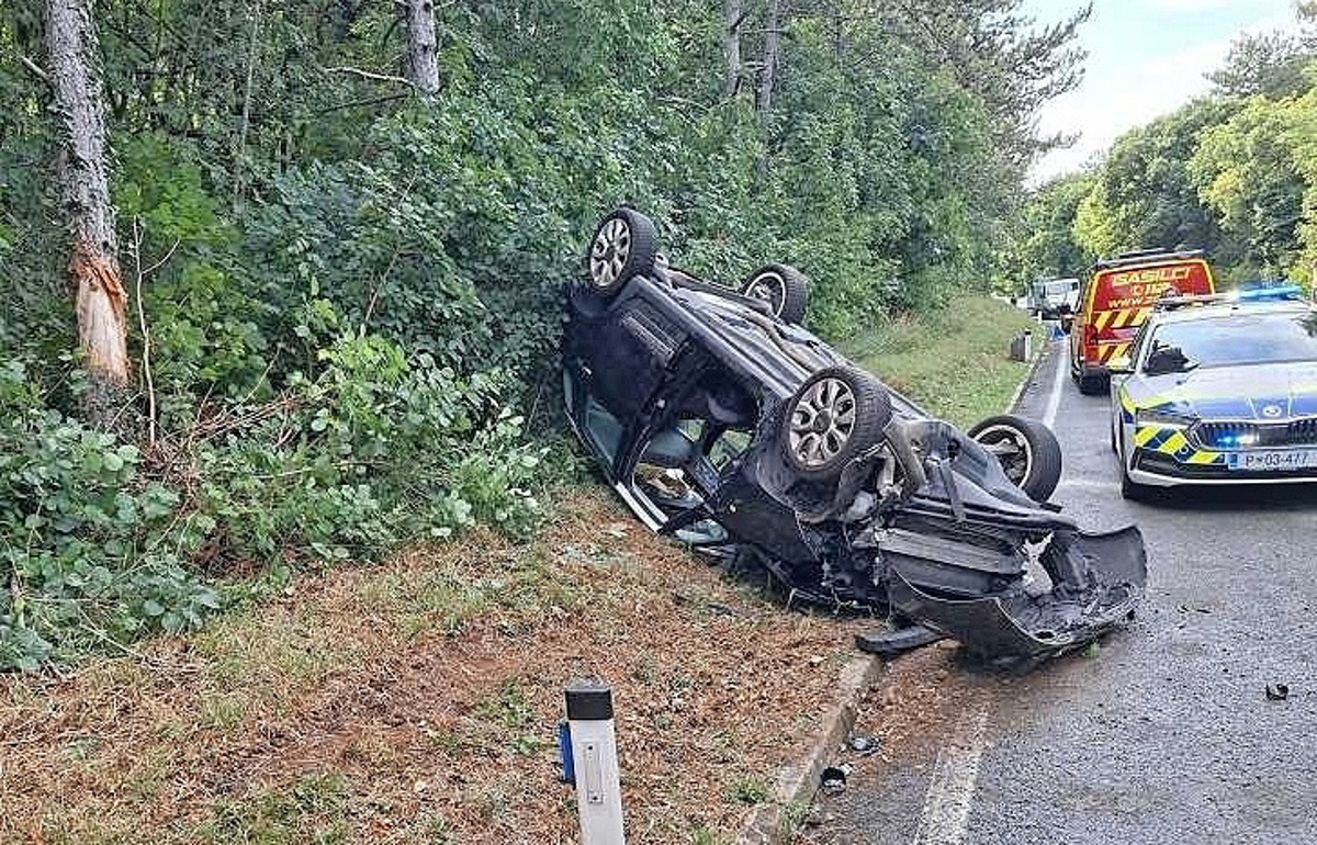 (FOTO) Iz avta so mu morali pomagati gasilci, vozil je brez veljavnega vozniškega dovoljenja