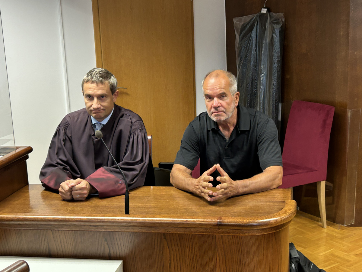 Psihiater Andrej Kastelic in njegov pooblaščenec odvetnik Miha Kunič sta vložila tožbo zoper Psihiatrično kliniko Ljubljana. 