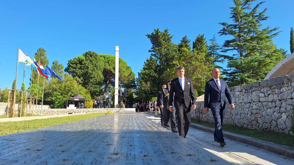 Sajovic na slovesnosti na Rabu, kjer je bilo interniranih najmanj 1490 Slovencev