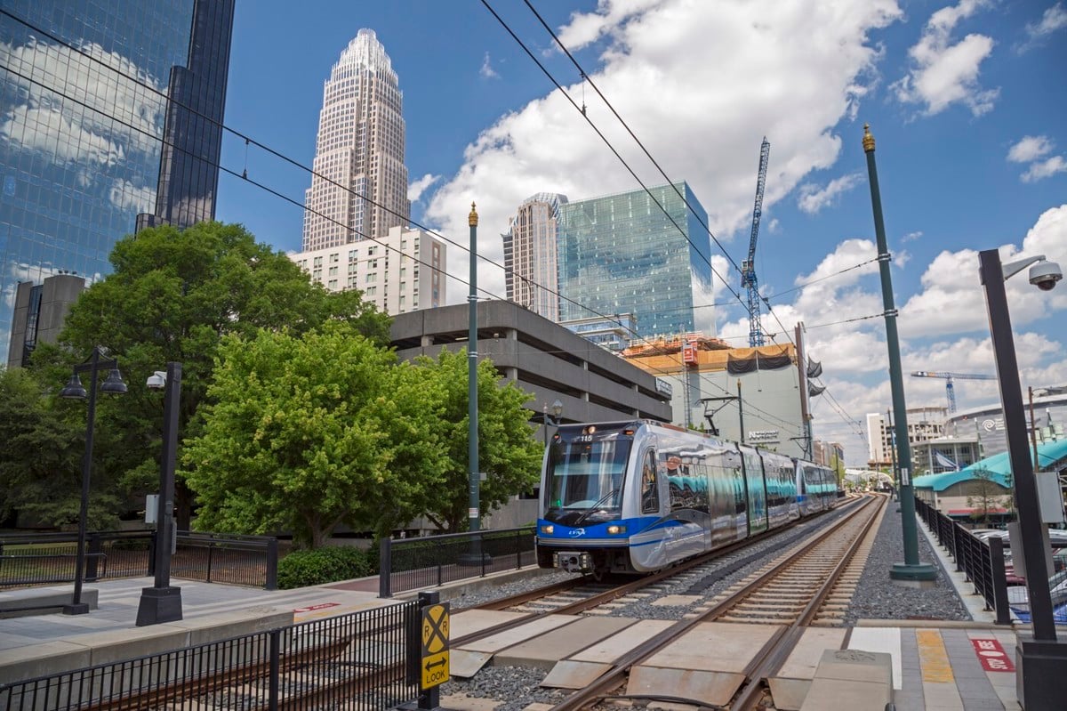 Posnetek je pretresel svet: Pobegnila pred vojno v Ukrajini, zdaj so jo do smrti zabodli na vlaku