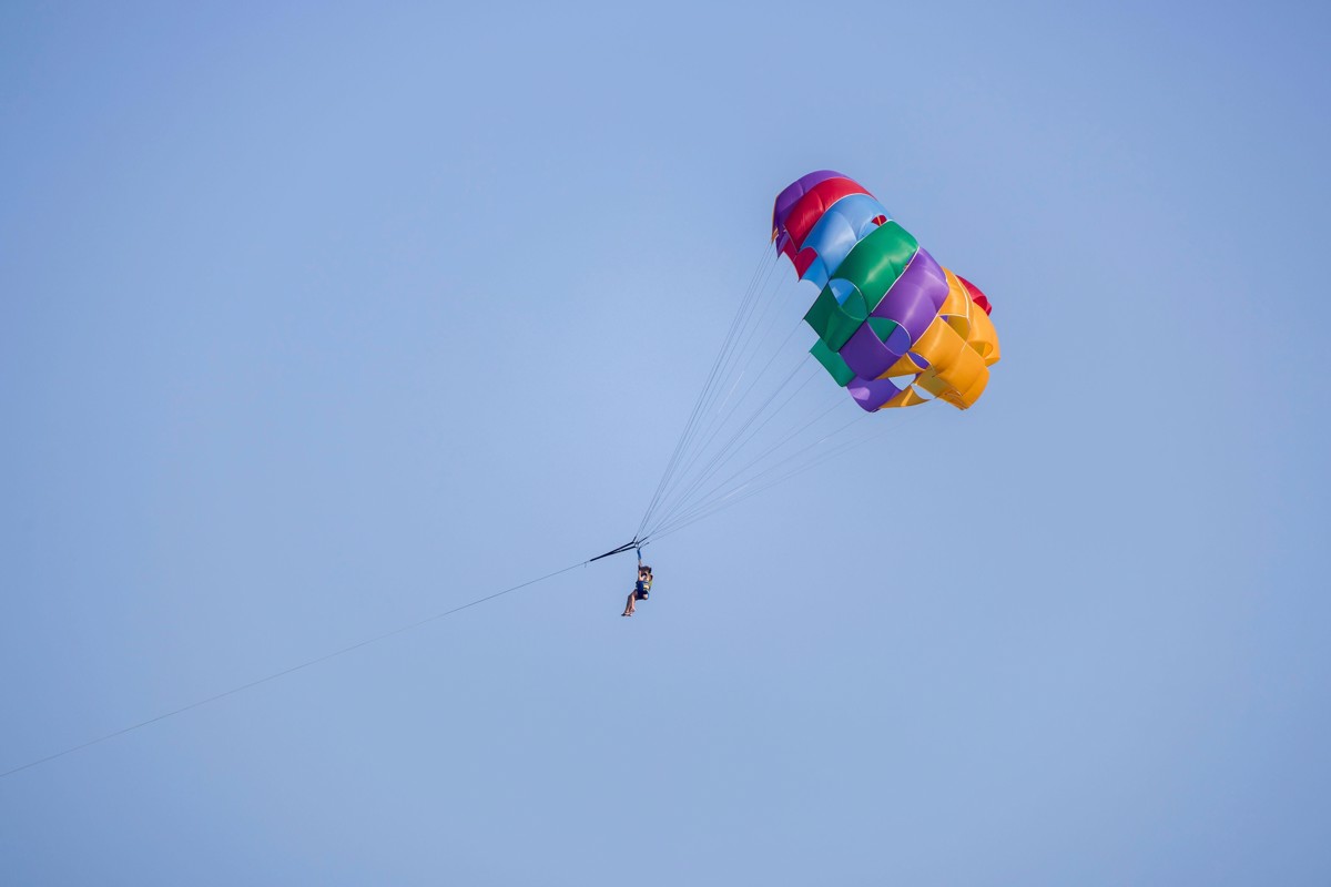 "Hočem nazaj! Spustite me, prosim vas!" Pojavil se je posnetek tragedije, v kateri je med parasailingom v Budvi umrla najstnica