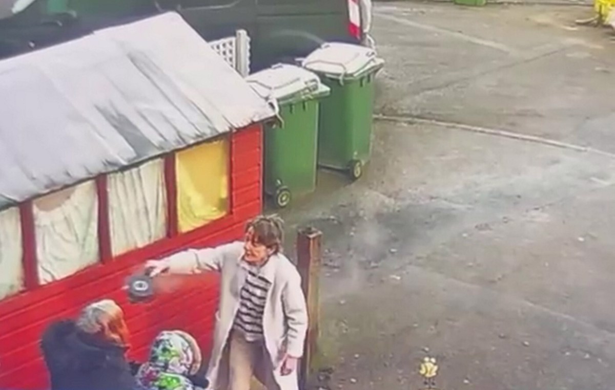 (VIDEO) Neverjetno, kaj ji je storila soseda: Kamere ujele krut napad na babico, ki je spremljala vnuka v šolo