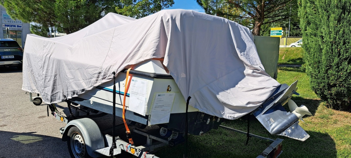 (FOTO) S čolnom na parkirišče bolnišnice