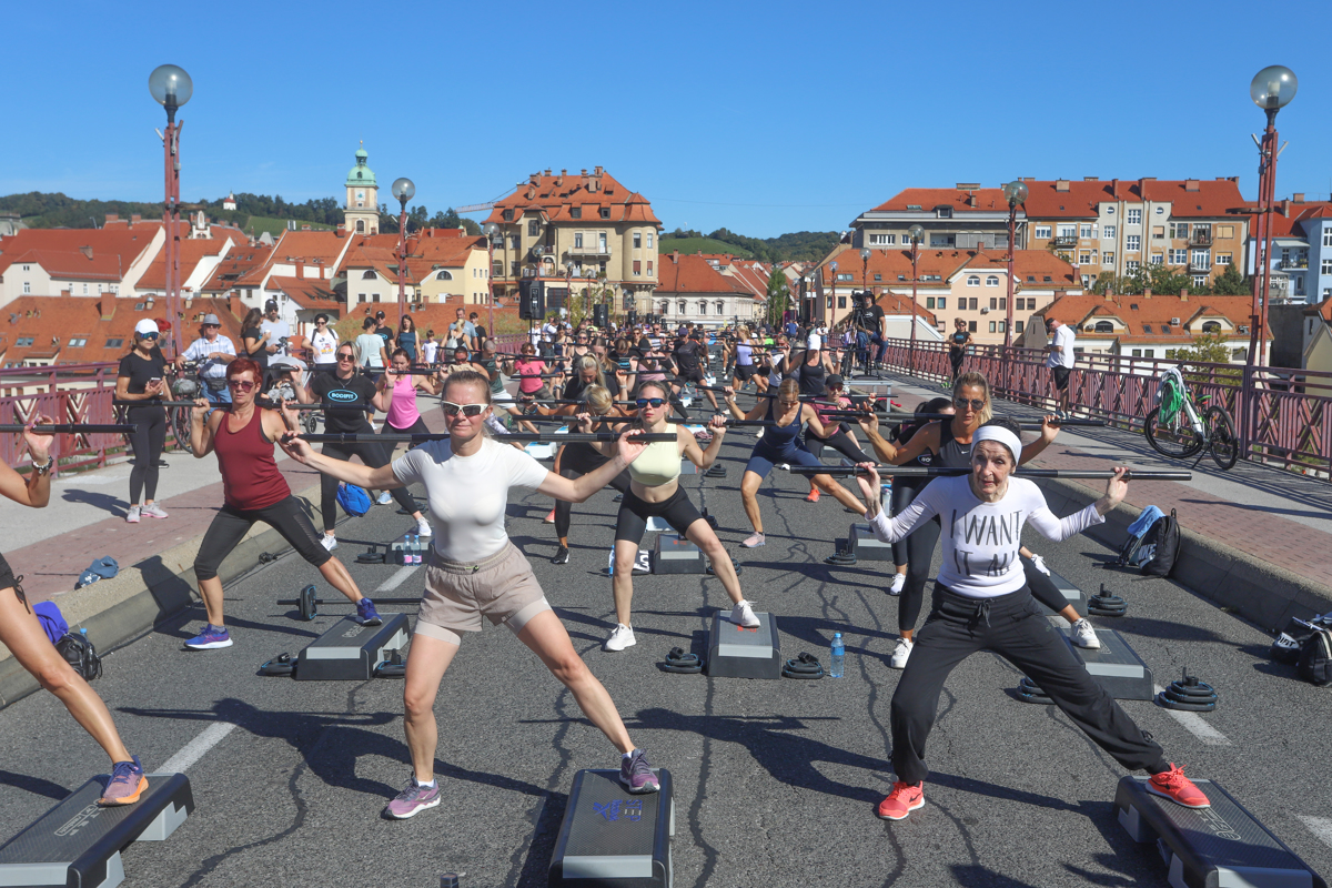 (FOTO) Švic fest konvencija na Glavnem mostu: Pri 91 letih trenira osem ur tedensko, najraje z utežmi
