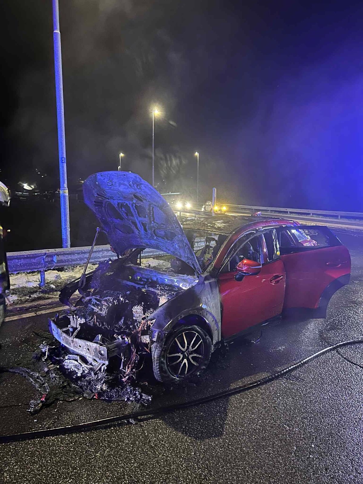 (FOTO) Vozilo je popolnoma uničeno. Kaj se je zgodilo?