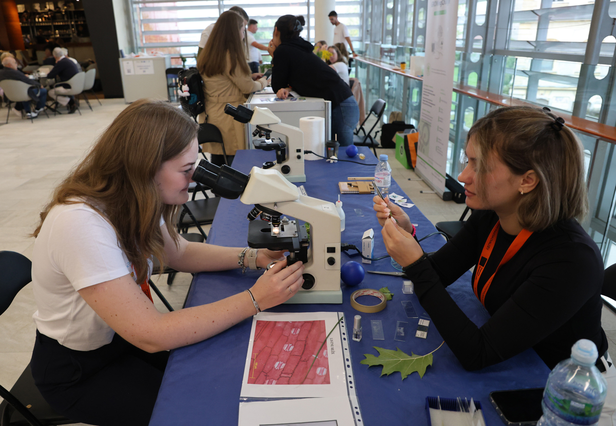 (FOTO) Evropska noč raziskovalcev v Mariboru: Znanost mlade navdušuje, a znanstveniki ne bi bili