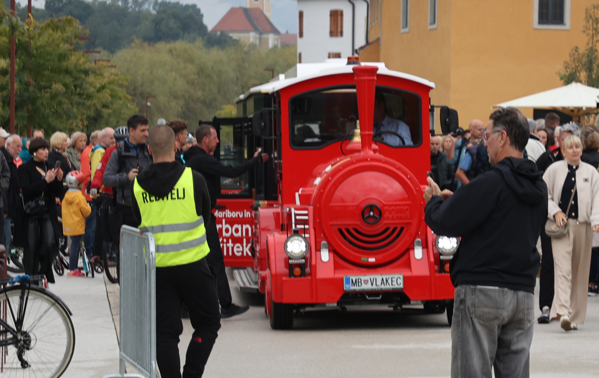 (FOTO) Maribor predstavil novi električni vlakec. Kdaj bo začel redno voziti?