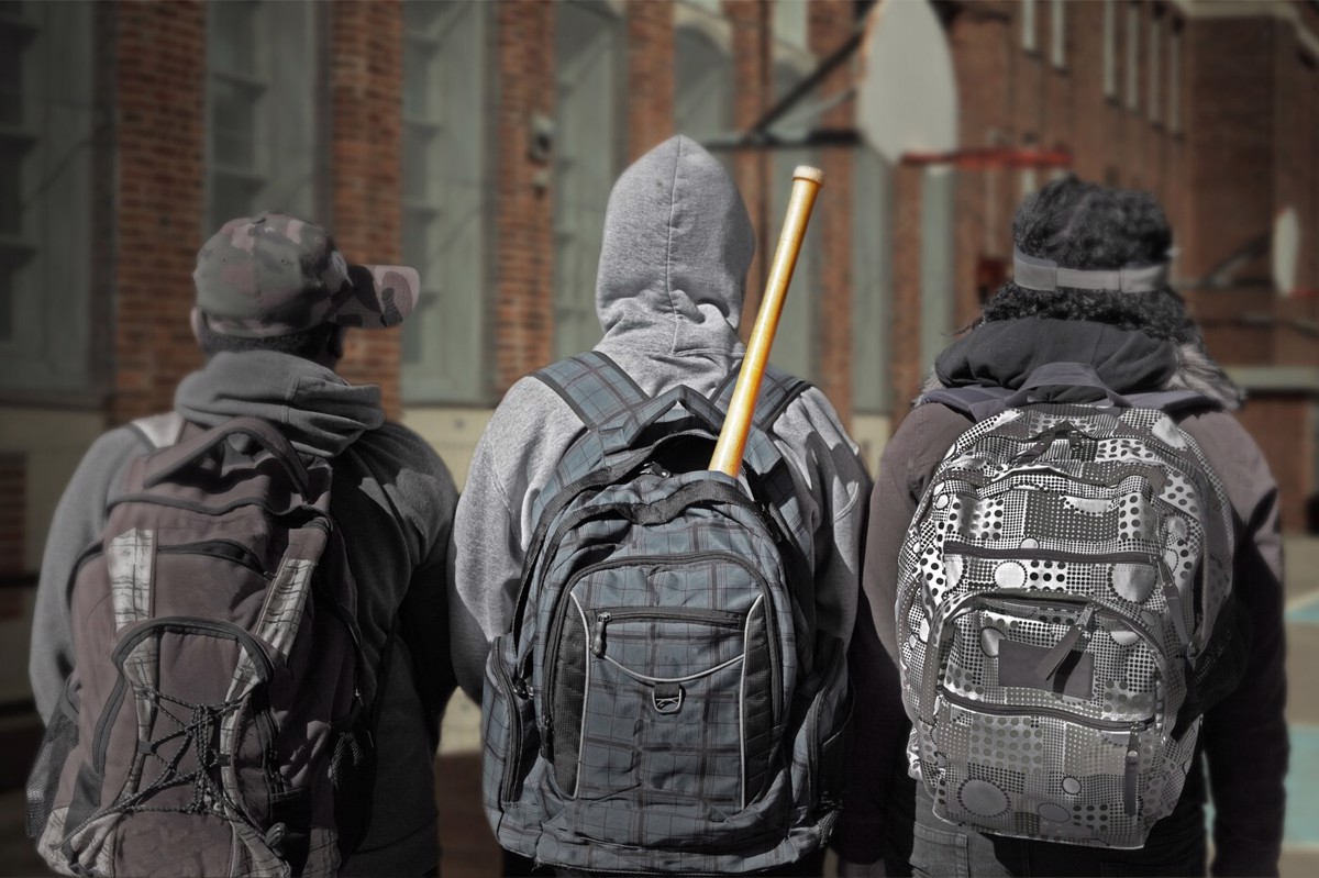 Klofuta in udarec s palico: V Novem mestu mladostnika oropala skupina mladostnikov