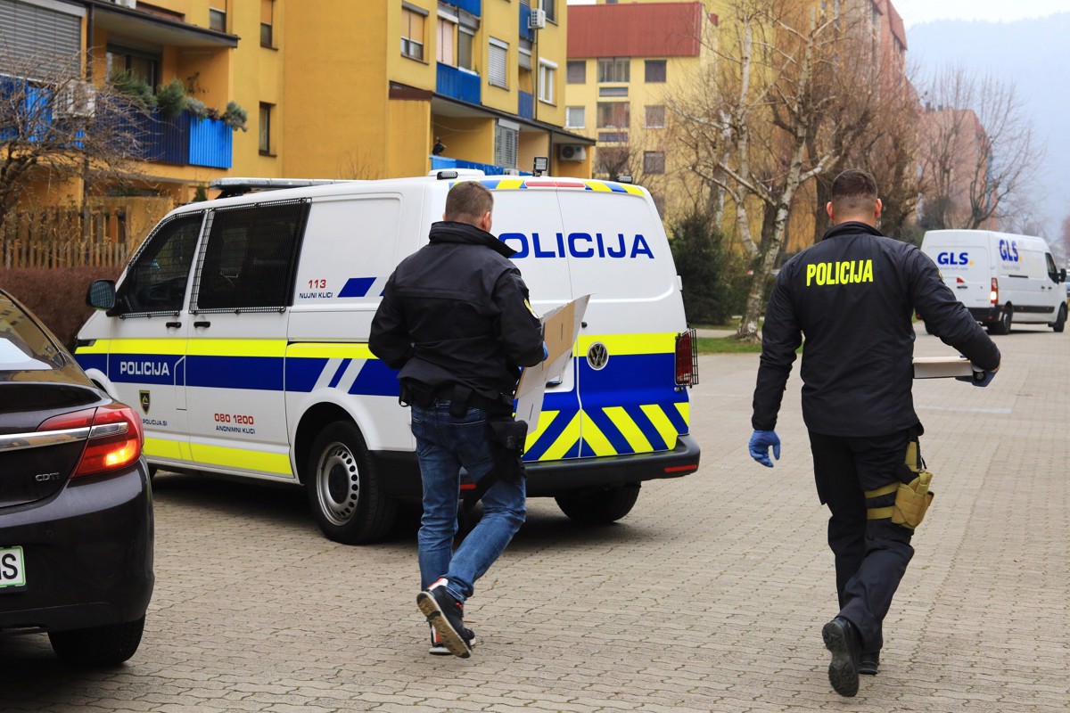 Samozadovoljevanje moškega pred mariborsko šolo: Policija preiskuje primer, ki se domnevno ponavlja