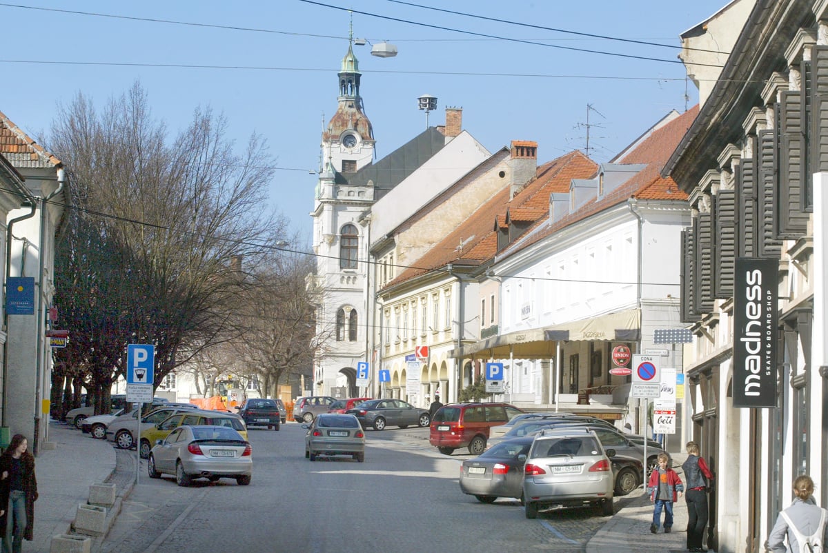 Pred lokalom v Novem mestu ga je nadlegoval in udaril